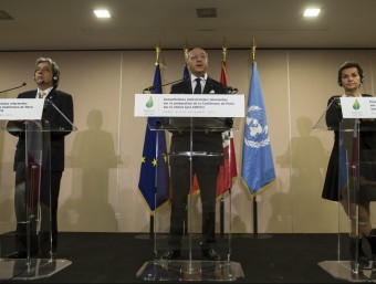 El ministre peruà de Medi Ambient Manuel Pulgar el d'Exteriors francès, Laurent Fabius, i la cap de l'ONU pel clima, Cristina Figueras EFE