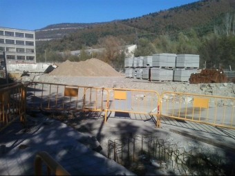 Una vista dels terrenys de can Ribalaigua on s'està construint la nova escola de Primària de Campdevànol. J.C