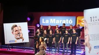 La cantant Gemma Humet interpretant el tema 'Tu vas lluitar', acompanyada d'una representació de l'ESMUC al plató de TV3. ACN