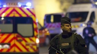 Un policia fa guàrdia a prop de l'Estadi de França EFE