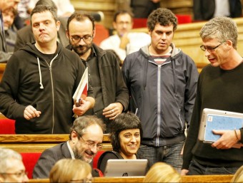 Un grup de diputats de la CUP al debat d'investidura, aquest dijous al Parlament ANDREU PUIG