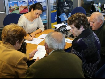 Uns jubilats, el novembre passat, a Viatges Ter de Girona, mentre feien les reserves dels viatges de l'Imserso. MANEL LLADÓ