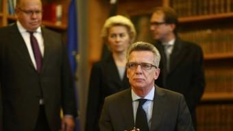 El ministre alemany de l'Interior, Thomas de Maizière, signa aquest dissabte el llibre de condolences pels atemptats de París a l'ambaixada francesa de Berlín REUTERS