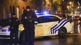 Agents de la policia belga durant l'actuació d'aquest dissabte al barri de Molenbeek, a Brussel·les EFE