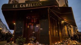 Espelmes i rams de flors aquest dissabte al vespre davant el restaurant Le Carillon de París, un dels punts atacats pels terroristes EFE