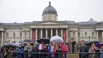 Un grup d'anglesos se solidaritzen amb les víctimes de latemptat amb cartella que diuen “nosaltres som París” o “Prega per París” a Londres AFP