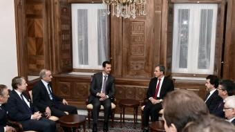 Al-Assad amb els membres d'una delegació de diputats francesos, ahir a Damasc AFP