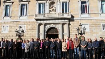 Minuts de silenci a la plaça Sant jaume de Barcelona per condemnar els actes terroristes de París. ELISABETH MAGRE / LLUÍS SERRAT / ACN