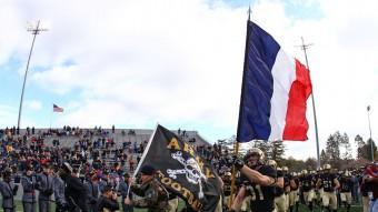 Un defensa de l'exèrcit de West Point Black Knights portant una bandera francesa REUTERS