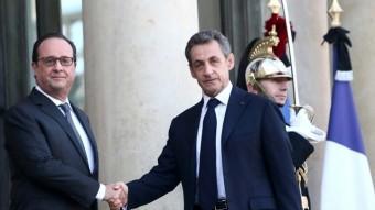 Hollande saluda Sarkozy abans de la reunió que van mantenir ahir a l'Elisi ACN