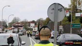 Un Guàrdia Civil atura un vehicle al punt fronterer entre Hendaia i Behobia, al País Basc EFE