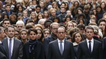 François Hollande i Manuel Valls, amb altres autoritats i universitaris, durant el minut de silenci REUTERS