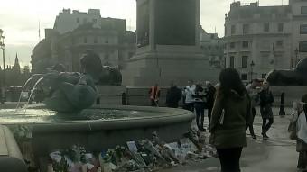 Una noia observa les flors i espelmes en record de les víctimes de París, ahir a Trafalgar Square Q.A