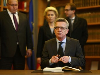 El ministre alemany de l'Interior, Thomas de Maizière, signa aquest dissabte el llibre de condolences pels atemptats de París a l'ambaixada francesa de Berlín REUTERS