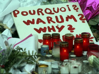 'Per què?' es pregunta aquest cartell, a la plaça de la República de París, que s'ha erigit com a lloc d'homenatge a les víctimes dels atemptats REUTERS