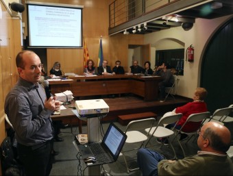 El regidor d'Hisenda d'Anglès, David Bohigas, presentant la modificació de les ordenances en l'últim ple QUIM PUIG