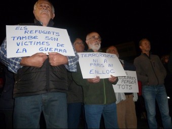 Participants a la concentració d'ahir al vespre davant de l'ajuntament d'Olot. J. CASAS