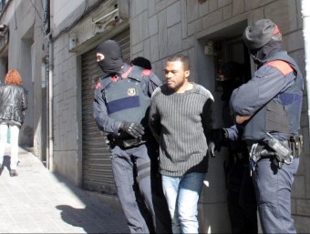 Els Mossos van treure emmanillat d'un edifici de Barcelona un dels 21 detinguts a l'operació policial d'ahir. JORDI PUJOLAR / ACN