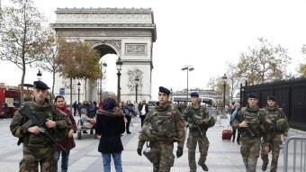 Soldats, fent patrulla davant de l'Arc de Triomf, ahir als Camps Elisis de Paris REUTERS / CHARLES PLATIAU