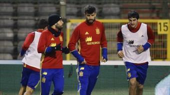 Jordi Alba i Gerard Piqué en l'entrenament de la selecció espanyola a Brussel·les EFE