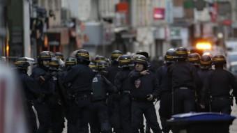 Policies es despleguen a Saint-Denis, a París, en l'operació en què va caure el comando gihadista KENZO TRIBOUILLARD / AFP