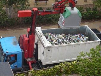 Camió de recollida de vidre procedent dels contenidors de reciclatge. EL PUNT AVUI