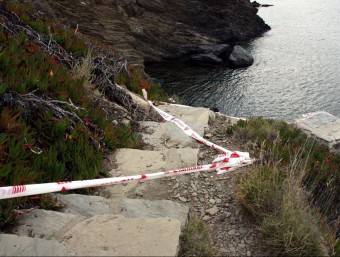 El camí de ronda a la cala on l'estiu de 2014 va morir una turista francesa va quedar tallat. ACN
