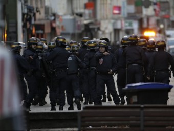 Policies es despleguen a Saint-Denis, a París, en l'operació en què va caure el comando gihadista KENZO TRIBOUILLARD / AFP