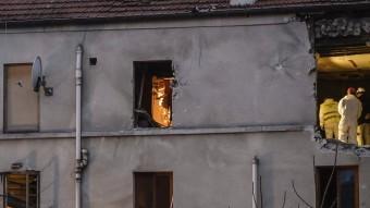 La policia, inspeccionant ahir l'edifici de Saint-Denis on van morir Abaaoud EFE / C. Petit Tesson