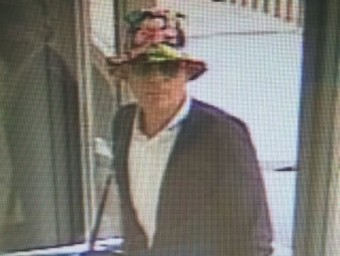 Un dels atracadors que van robar en una sucursal de La Caixa a Bàscara, el passat 22 de setembre. L'home duia un barret virolat. EL PUNT AVUI