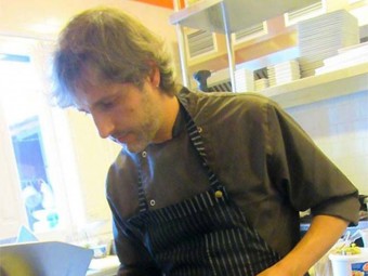 El xef Joan Castells treballant a la seva cuina del restaurant Portal 22 de Valls que va obrir ara farà tres anys EPN