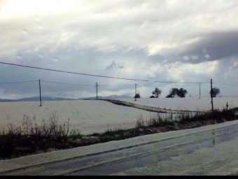 Un dels escenaris de la vistosa pedregada d'ahir va ser la carretera de Blanes a Vidreres. MARTA RODRÍGUEZ