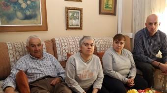 La Sandra i la Sílvia Plumed, amb el seu pare i el seu germà, que no entenen perquè una té plaça de residència i l'altra no JUANMA RAMOS