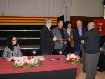 El delegat de Cultura de la Generalitat, Jordi Agràs, va lliurar les plaques de reconeixement conjuntament amb els presidents dels dos consells comarcals i l'alcaldessa de Puigpelat J.L.E