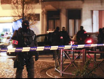 Diversos policies durant una de les operacions policials aquest diumenge a la nit a Brussel·les EFE
