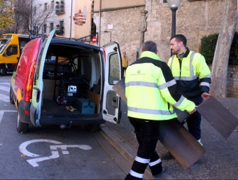 Uns operaris de l'Ajuntament, retirant l'escala TANIA TAPIA / ACN