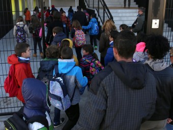 Una imatge d'alumnes i familiars, entrant per primer cop a la nova escola, ahir al matí QUIM PUIG