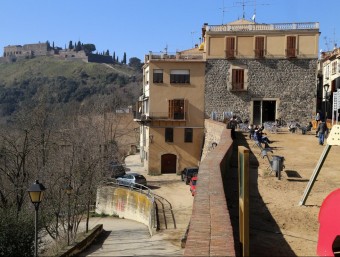 Una imatge de la plaça dels Bous d'Hostalric amb el castell al fons, al febrer MANEL LLADÓ