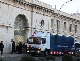 Dispositiu de trasllat de reclusos de la presó de Tarragona a la del Catllar ACN
