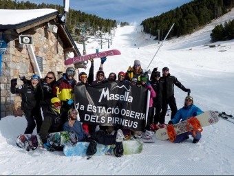 Els esquiadors més matiners de la temporada al Pirineu fotografiats ahir abans de la primera baixada a Masella. MASELLA