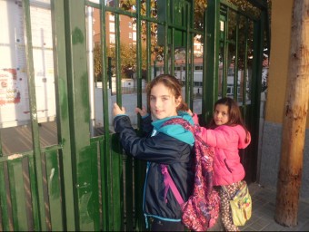 Unes nenes davant de l'escola Sant Cristòfol de Premià de Mar, una de les que podria participar a la jornada