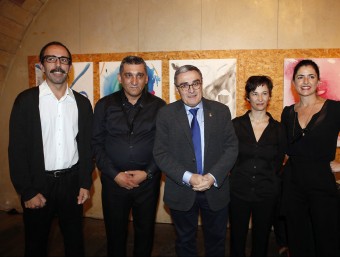 L'alcalde, Àngel Ros, amb els actors i el saxofonista de l'espectacle de Rosa Mesalles 'Dir Pedrolo', que ahir va omplir el Cafè del Teatre HERMÍNIA SIRVENT (PAERIA)