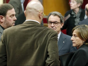 Els presidents de la Generalitat, Artur Mas, i del Parlament, Carme Forcadell, amb els diputats de JxSí Oriol Junqueras i Raül Romeva EFE
