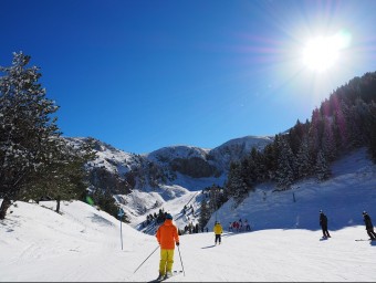 Esquiadors a La Masella , la primera de les estacions d'esquí a la península en obrir portes aquesta temporada LA MASELLA