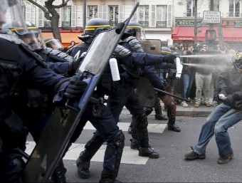 Enfrontaments entre la policia i els manifestants contra la cimera del clima a París REUTERS