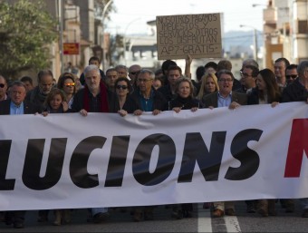 Els alcaldes del Baix Penedès i el Baix Gaià van encapçalar la marxa de protesta amb una gran pancarta per reclamar solucions per a l'N-340 J.C. LEÓN