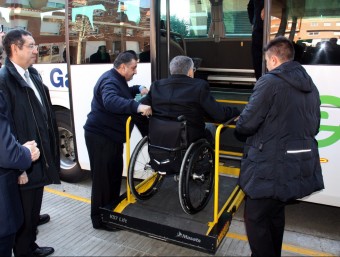 L'alcalde de Torrefarrera , Jordi Latorre, pujant al bus per la plataforma d'accés per a minusvàlids. BOSCH O. / ACN