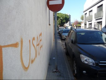 La Riera d'en Cintet de Vilassar de Mar, és un dels carrers on les seves voreres no són accessibles. LL. ARCAL