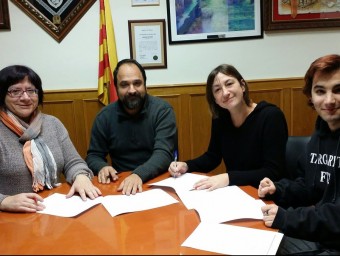 Els signants la regidora del PSC, el president d'ERC, Àngel Castillo i de la CUP, Ballester i Muns.