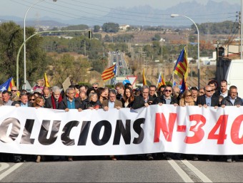 Els alcaldes del Baix Penedès i el Baix Gaià van encapçalar la mobilització de diumenge a l'Arboç. J.M. FLORES / TAEMPUS